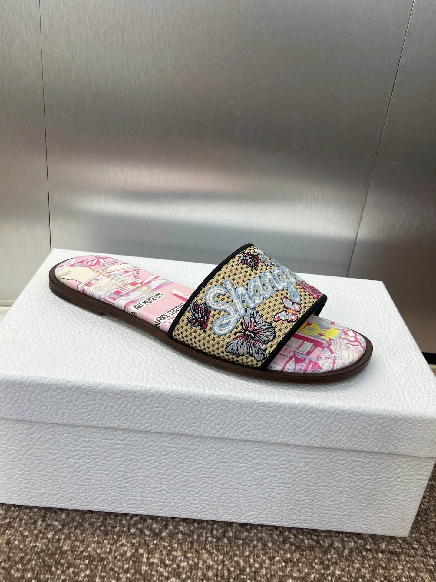 👟👟Ex-factory price 500👟👟 Dior 2025 spring and summer new style DWAY flat flip flops jelly color women's shoes CD letter logo three-dimensional embroidery round toe open toe color block sandals Material: upper imported raffia electric embroidery high temperature water-soluble cotton technical fabric + water-dyed sheepskin lining + Italian thickened leather outsole size: 34-42 (34.40.41.42. Customized, non-refundable and non-exchangeable)